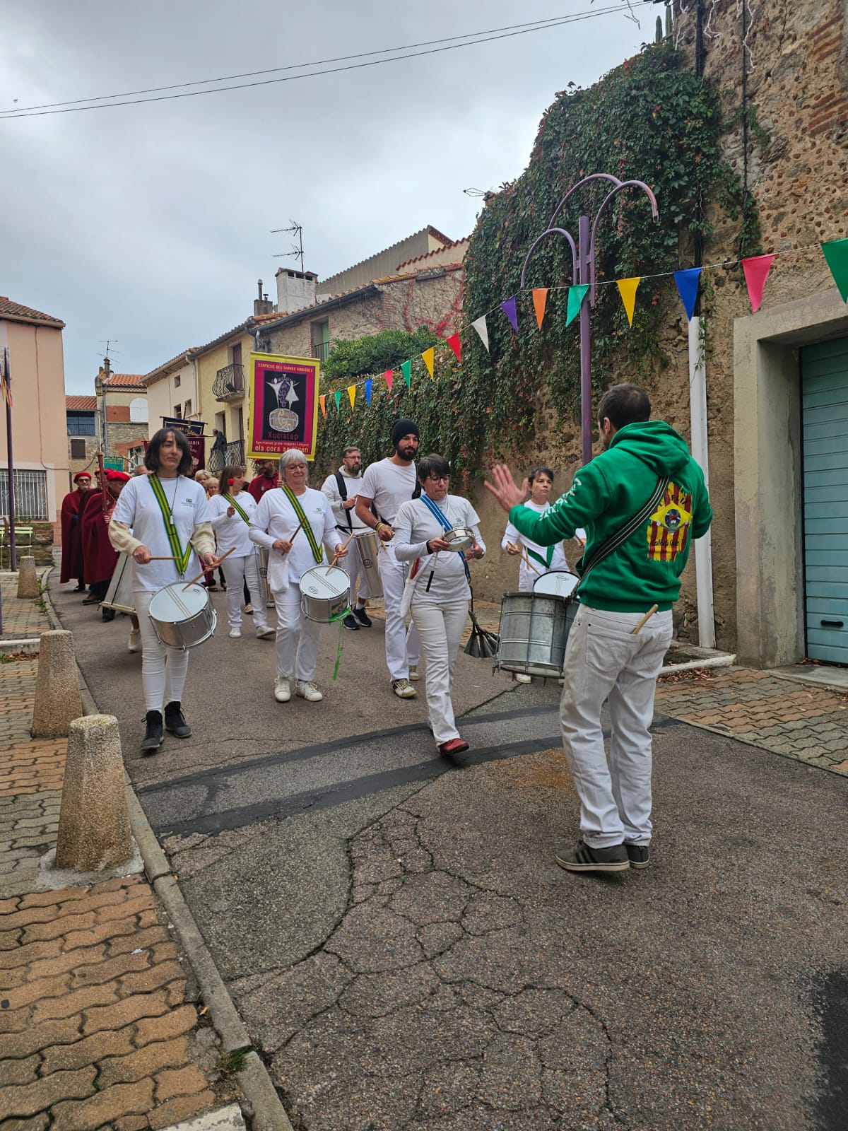 La Confrérie des Vinaigre Xuclata à fait appel à Catala que ta pour animer son défiler dans les rues de St Génis des fontaines !
